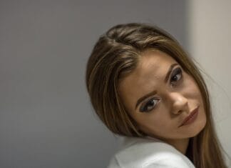 Jak agencja hostess wybiera idealny strój dla hostessy na event?