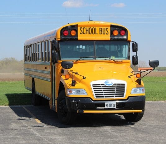 Jak przejechać przez skrzyżowanie z sygnalizacją świetlną i znakami?