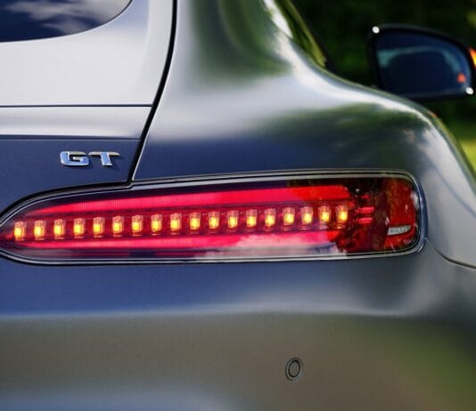 Czy trzeba ustępować pojazdom uprzywilejowanym w korku?