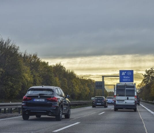Jak zachować się wobec rowerzysty na jezdni?