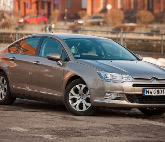 Kiedy można skręcić w prawo na czerwonym świetle?