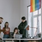 Młody zespół IT współpracuje przy biurkach w nowoczesnym biurze