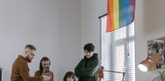 Młody zespół IT współpracuje przy biurkach w nowoczesnym biurze