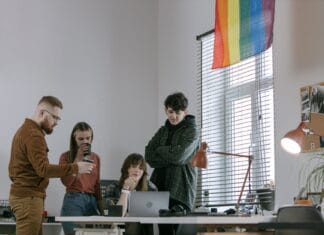 Młody zespół IT współpracuje przy biurkach w nowoczesnym biurze