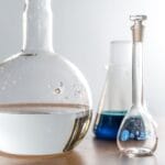 Szkło laboratoryjne z kolorowymi roztworami używane do destylacji