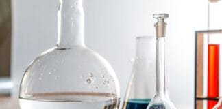 Szkło laboratoryjne z kolorowymi roztworami używane do destylacji
