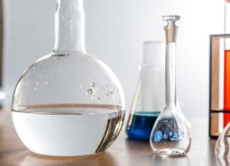 Szkło laboratoryjne z kolorowymi roztworami używane do destylacji